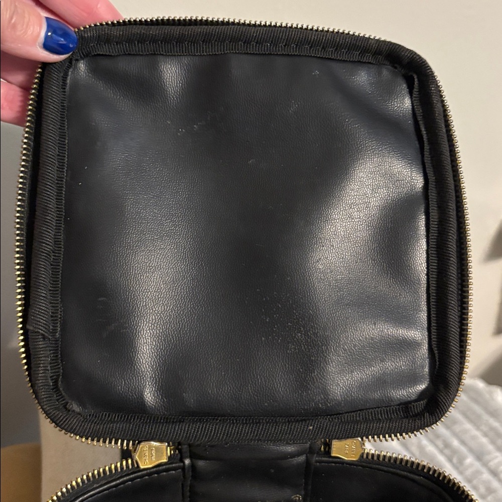 CHANEL - Black Gold Patent Leather top handle Vanity Case - 100% Authentic - Picture 16 of 16